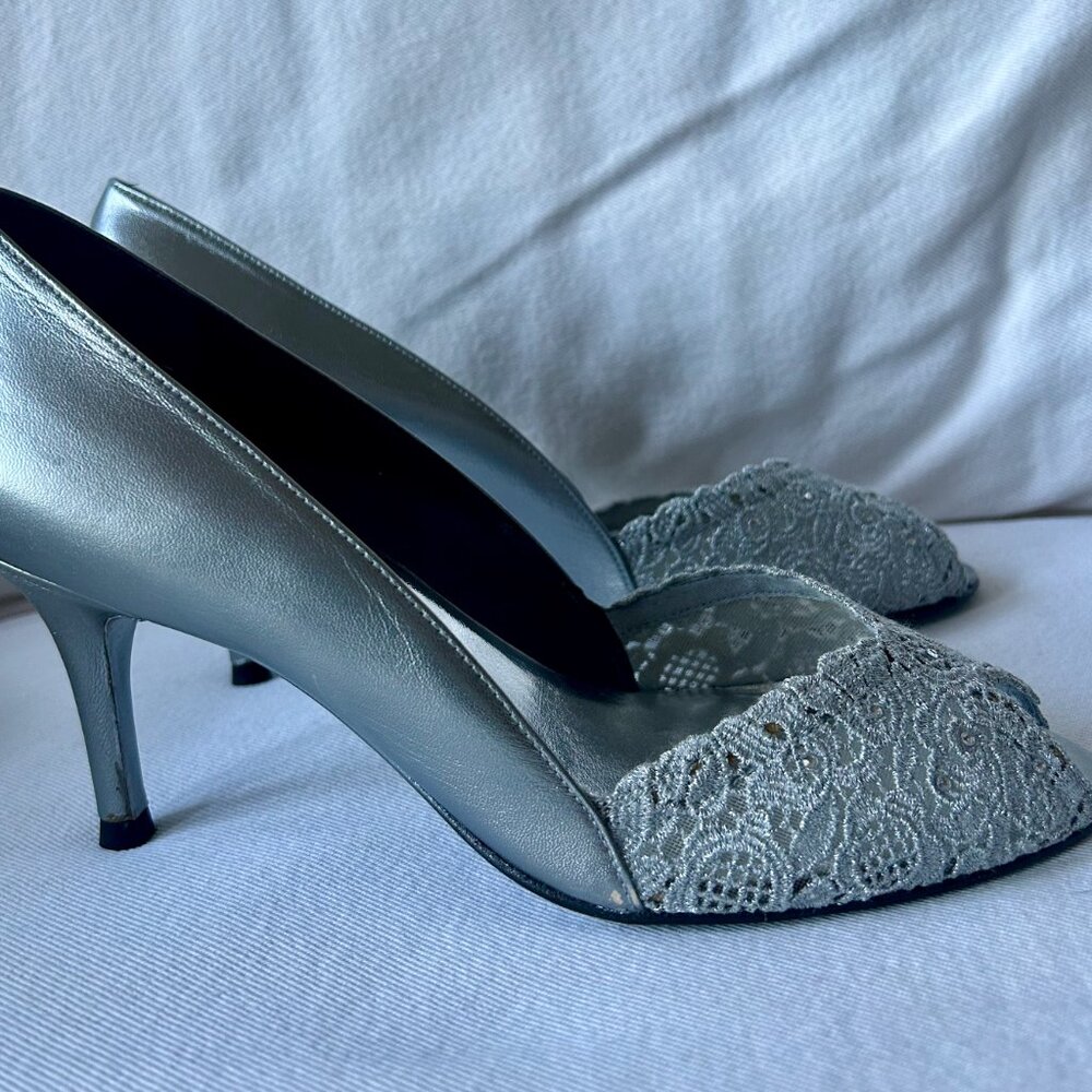 STUART WEITZMAN Silver Heels PEEPTOE PUMPS "CHANTELLE" SWISS LACE Size 8M - Picture 5 of 11